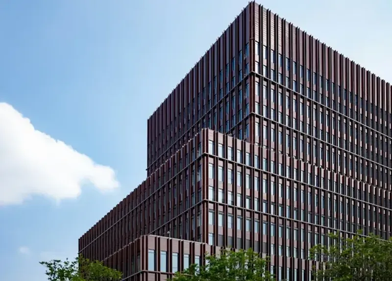 Mantenimiento integral y limpieza de fachada en edificio residencial moderno por Ecoind