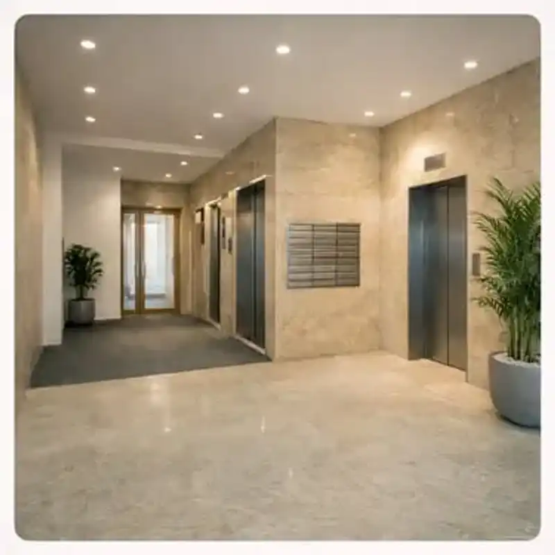 Equipo de limpieza profesional trabajando en el portal de una comunidad de vecinos moderna