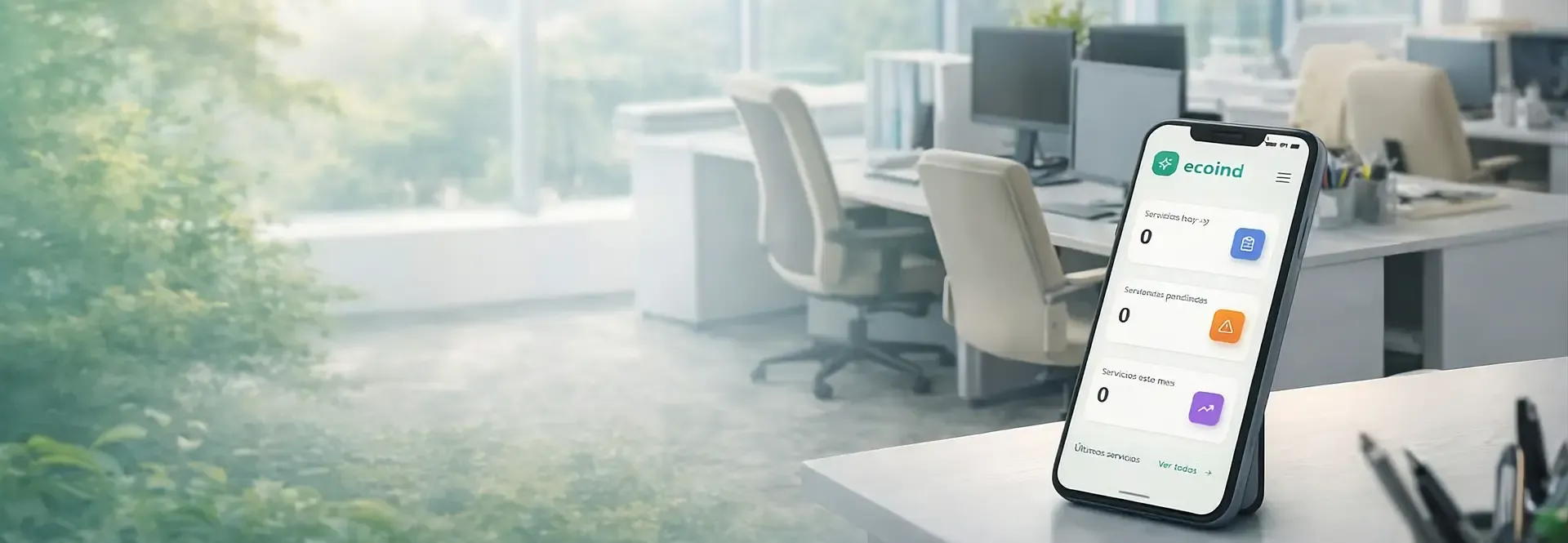 Personal de Ecoind realizando limpieza profesional en oficinas modernas con control digital